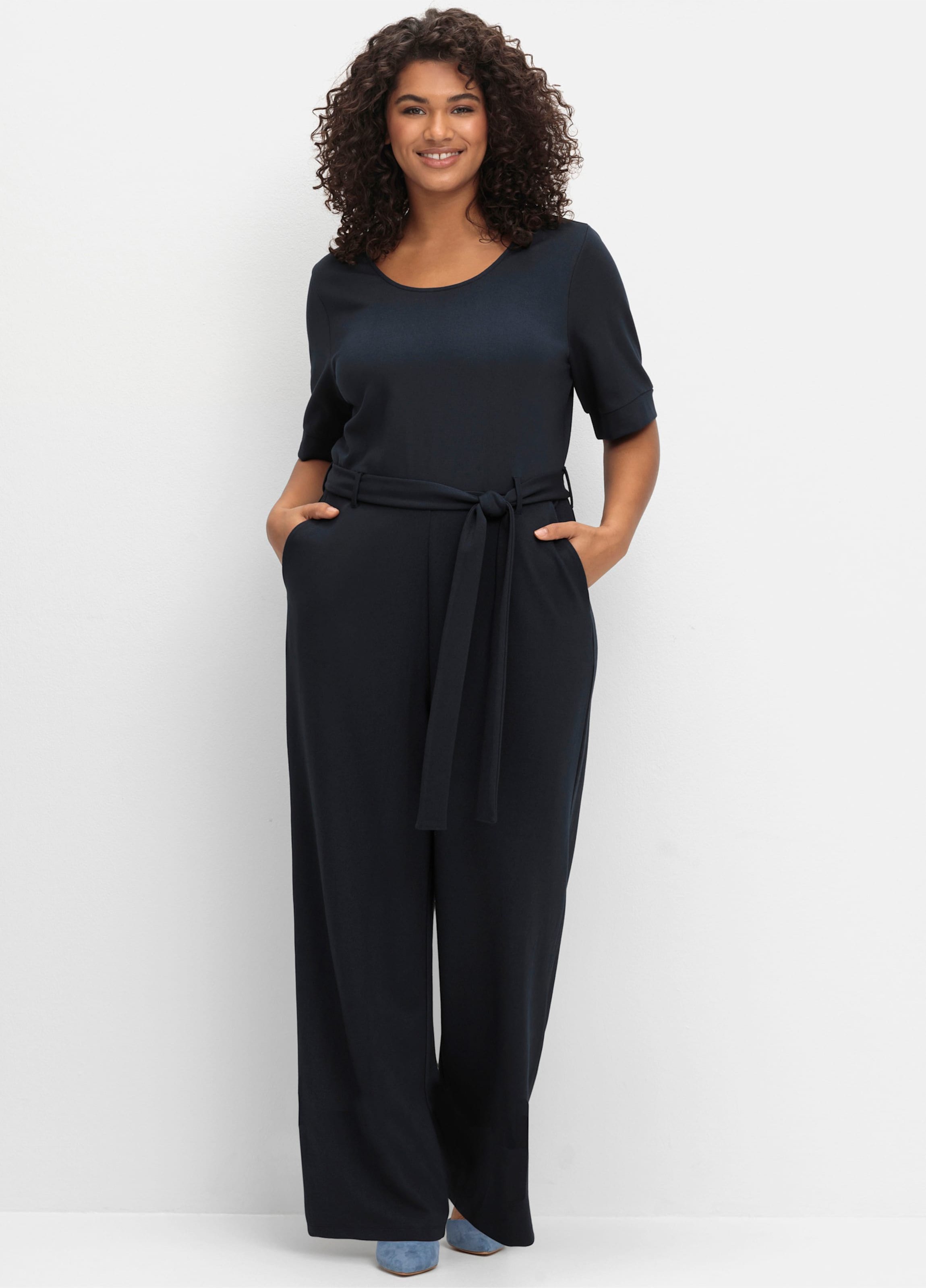 Sheego Jumpsuit mit weitem Bein und Bindegürtel