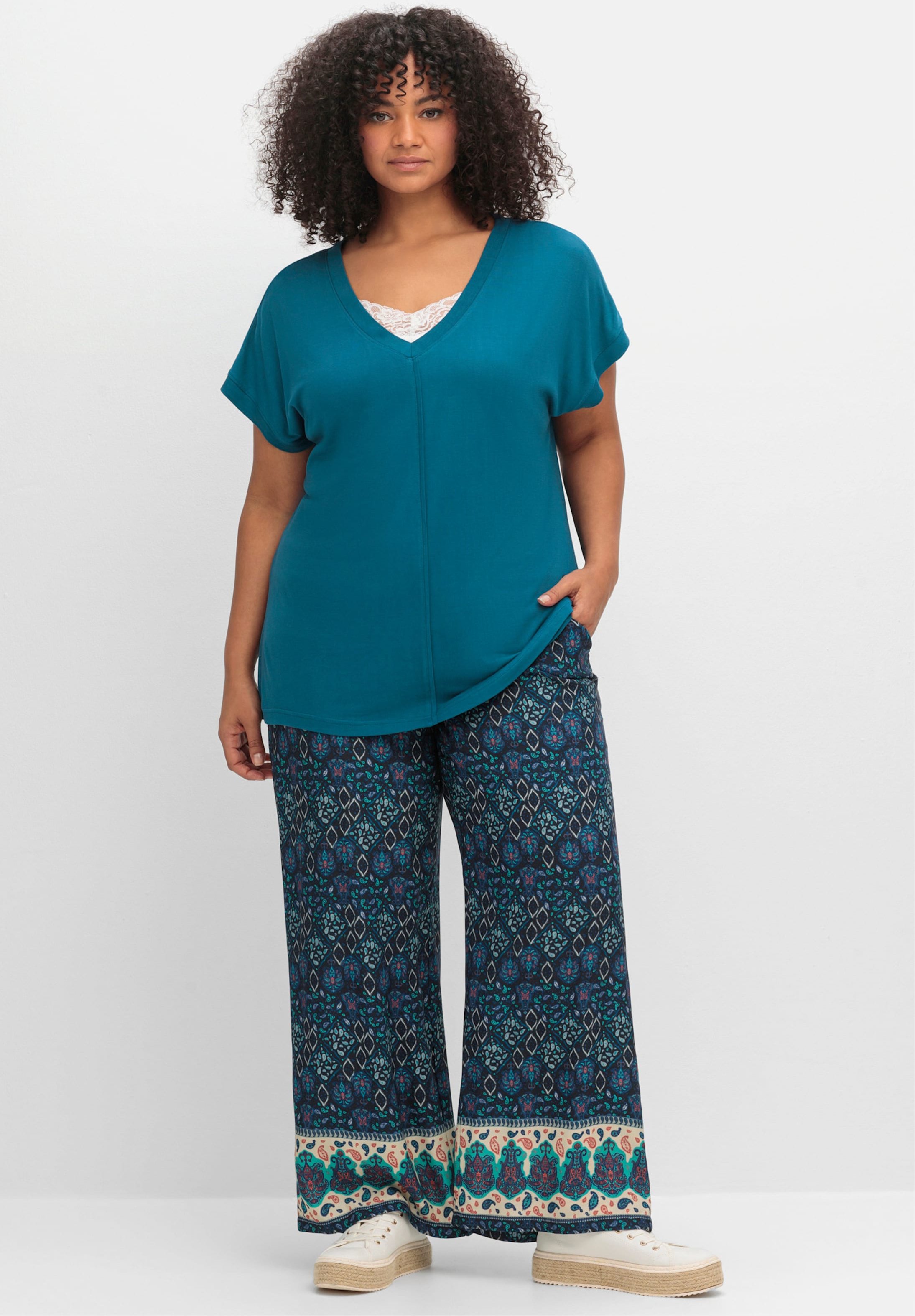 Sheego T-Shirt mit V-Ausschnitt und Zierpaspel vorne