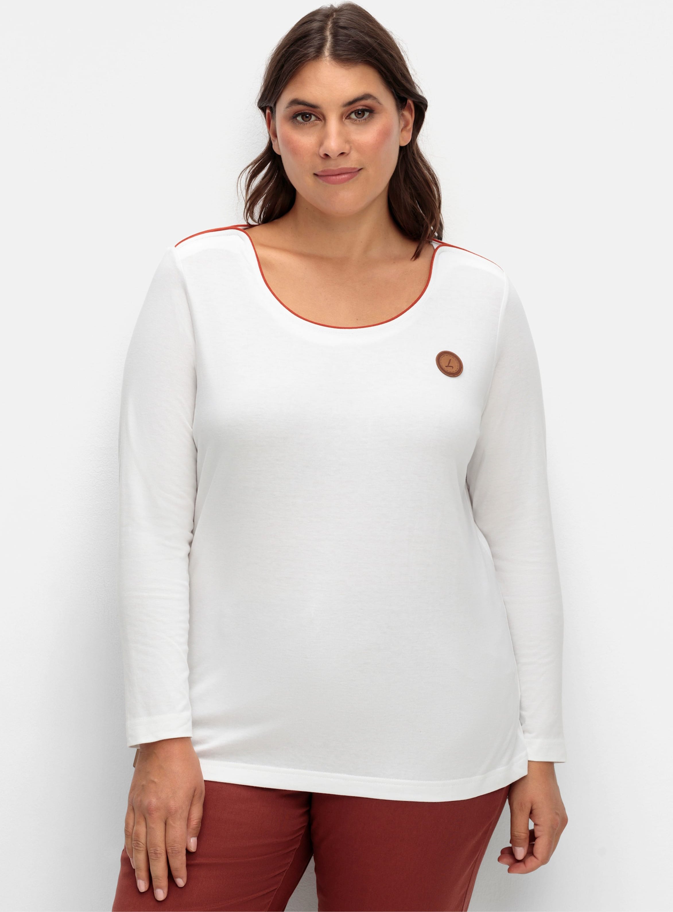 Sheego Langarmshirt mit Lederimitat-Emblem