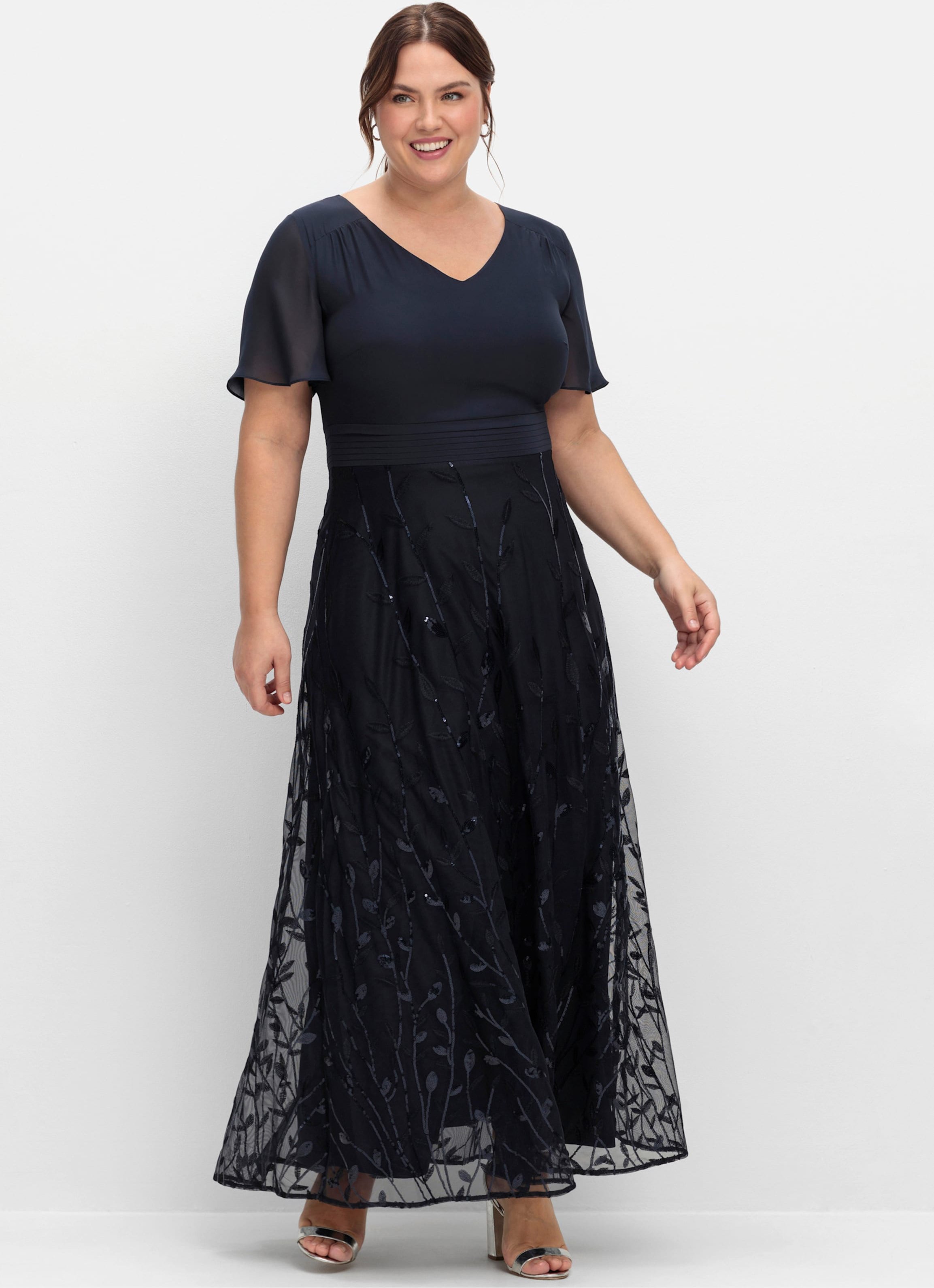 Sheego Abendkleid mit Stickerei und Pailletten am Rock