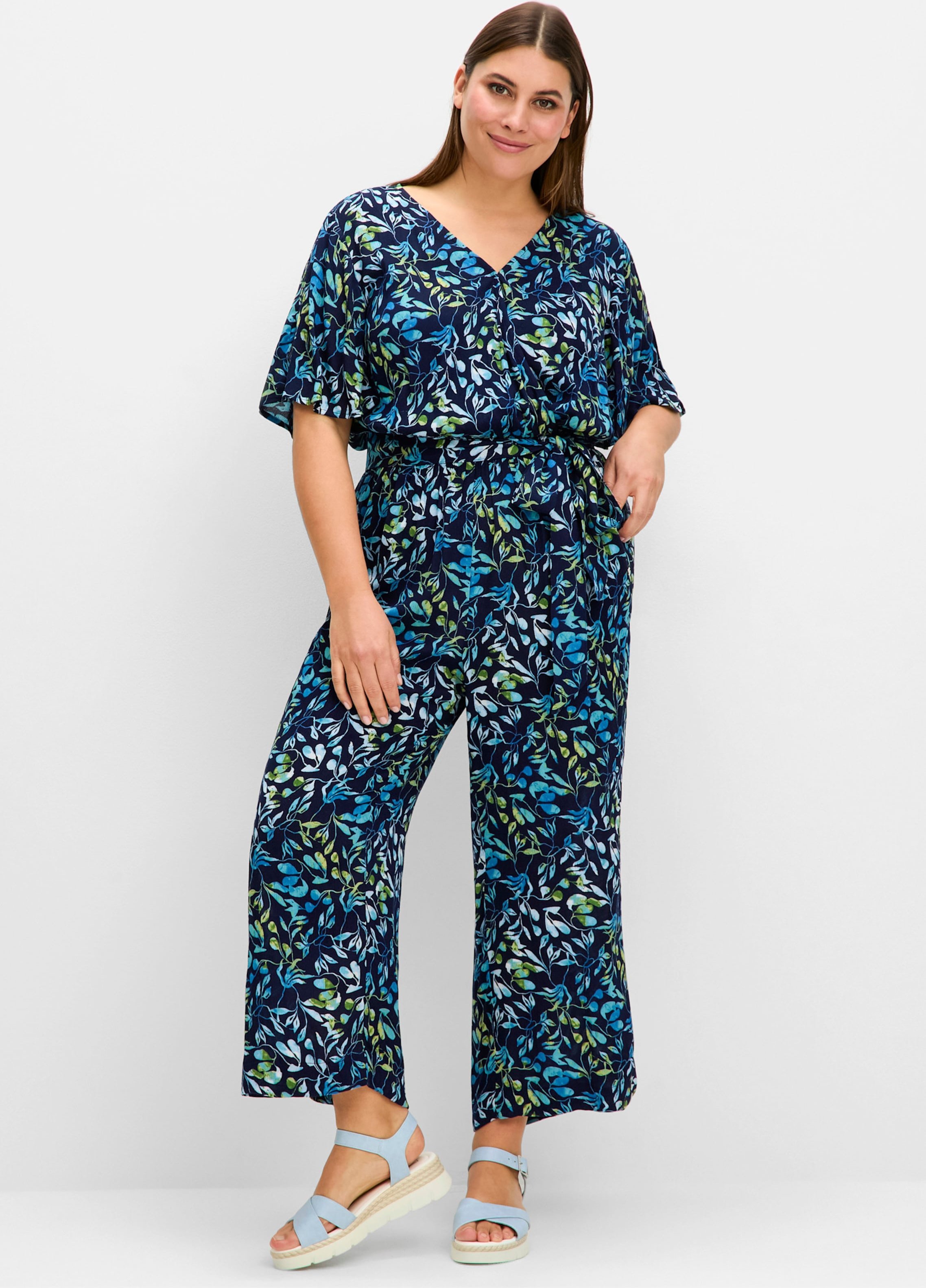 Sheego Overall in Wickeloptik, mit Cut-out-Ärmeln