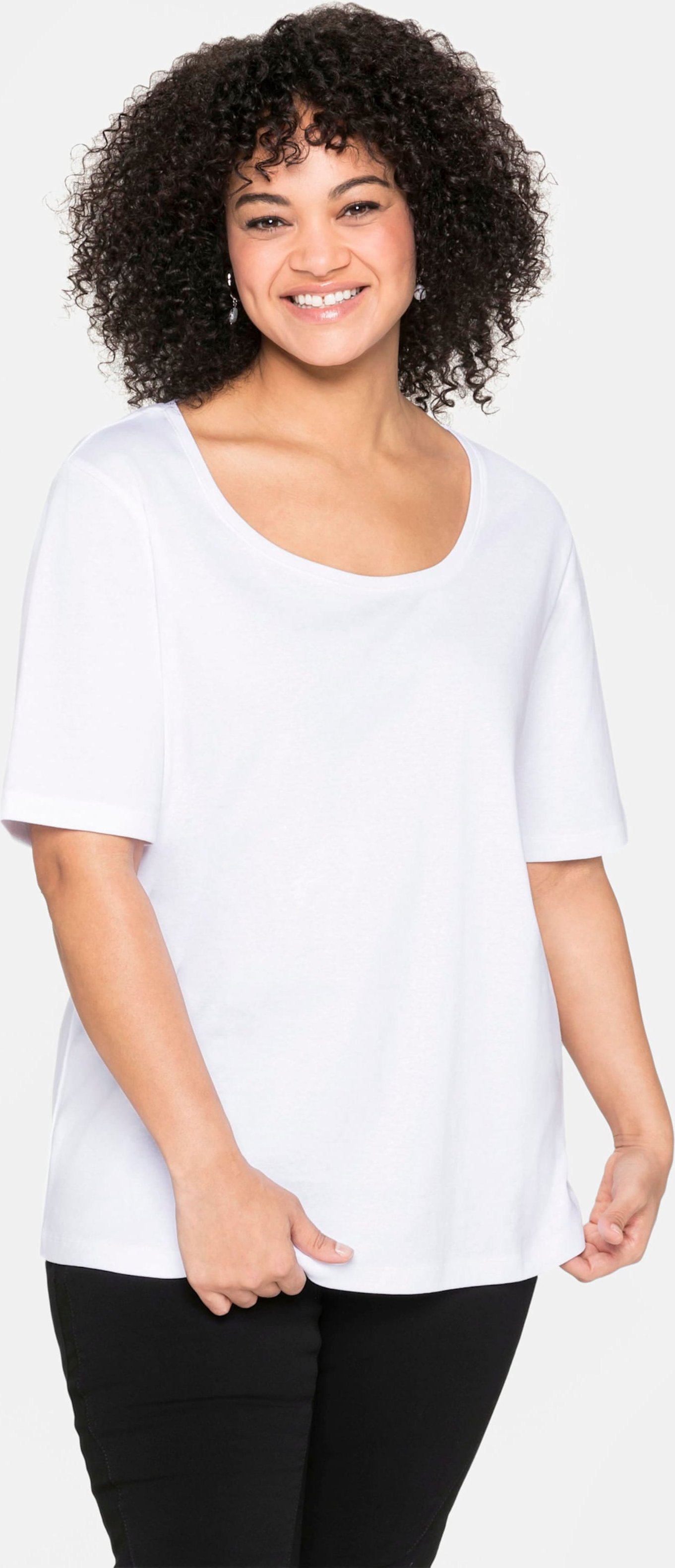 Sheego T-Shirt mit tiefem Rundhalsausschnitt