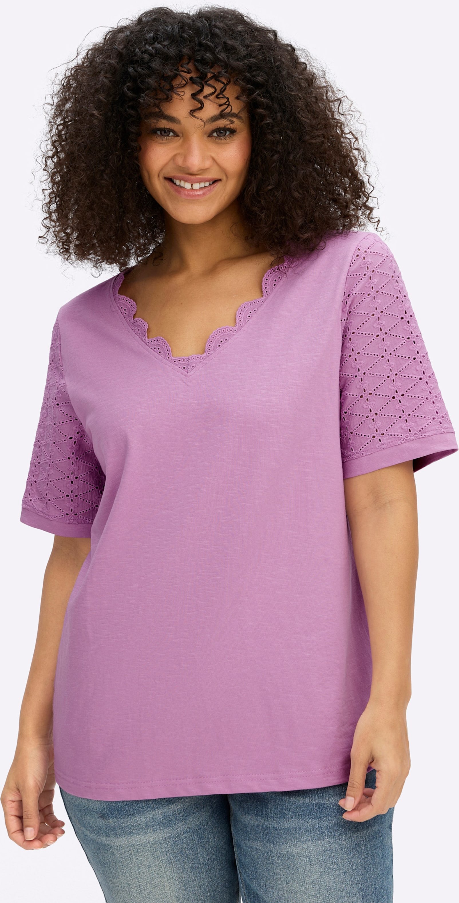 Sheego V-Shirt mit Lochstickereien und Muschelsaumkante