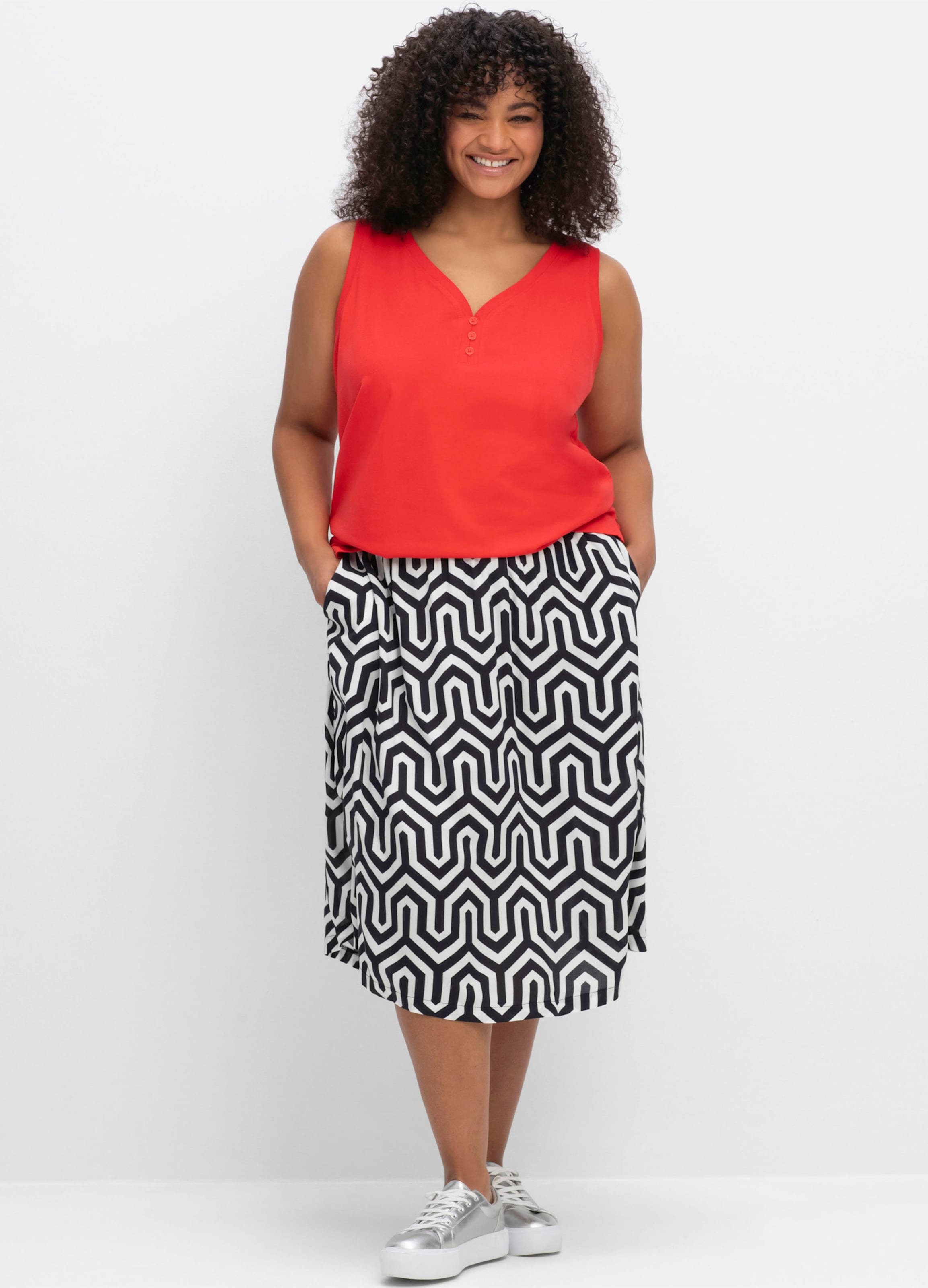 Sheego Tanktop mit V-Ausschnitt und Zierknopfleiste