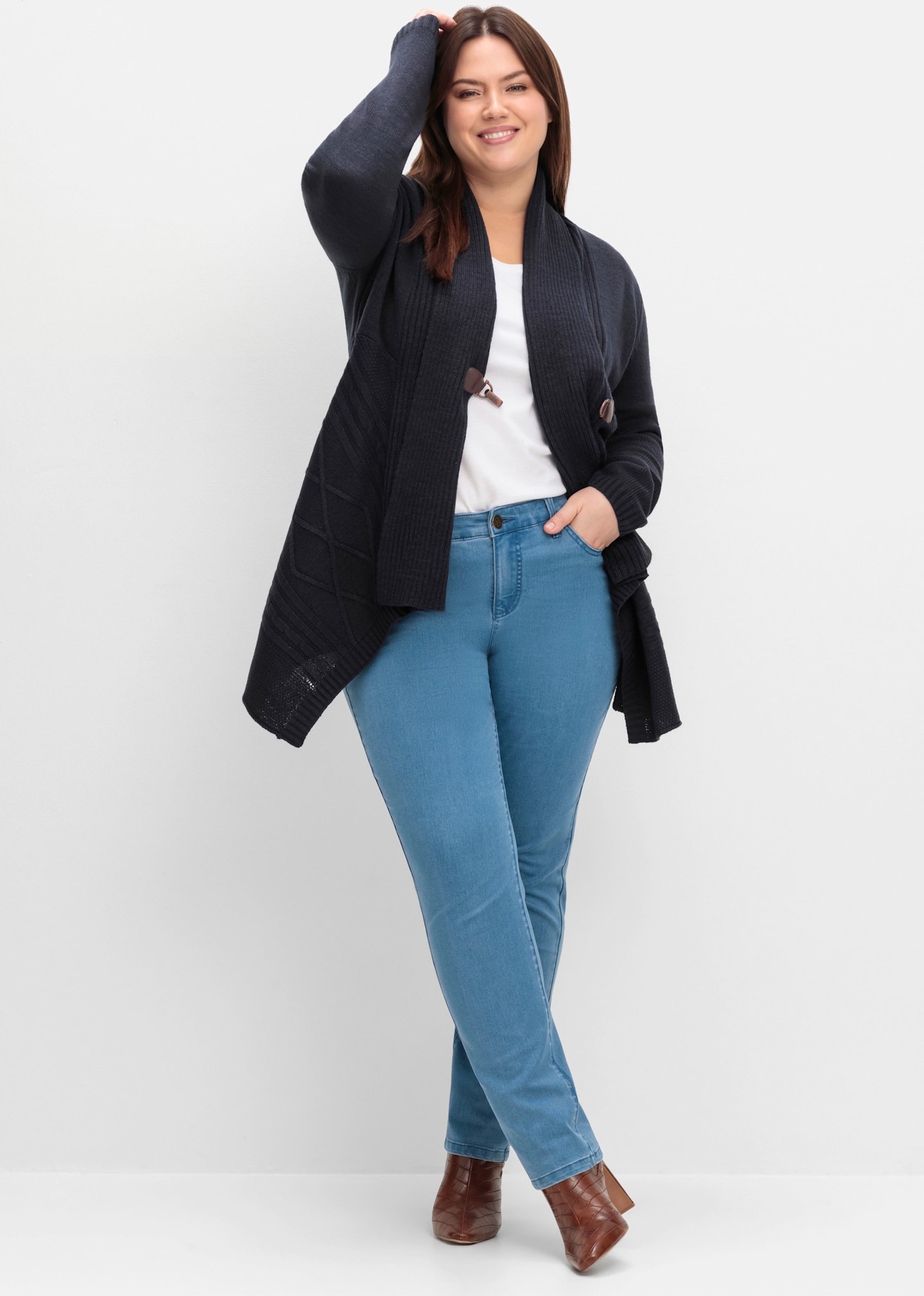 Sheego Longstrickjacke mit Metallschließe