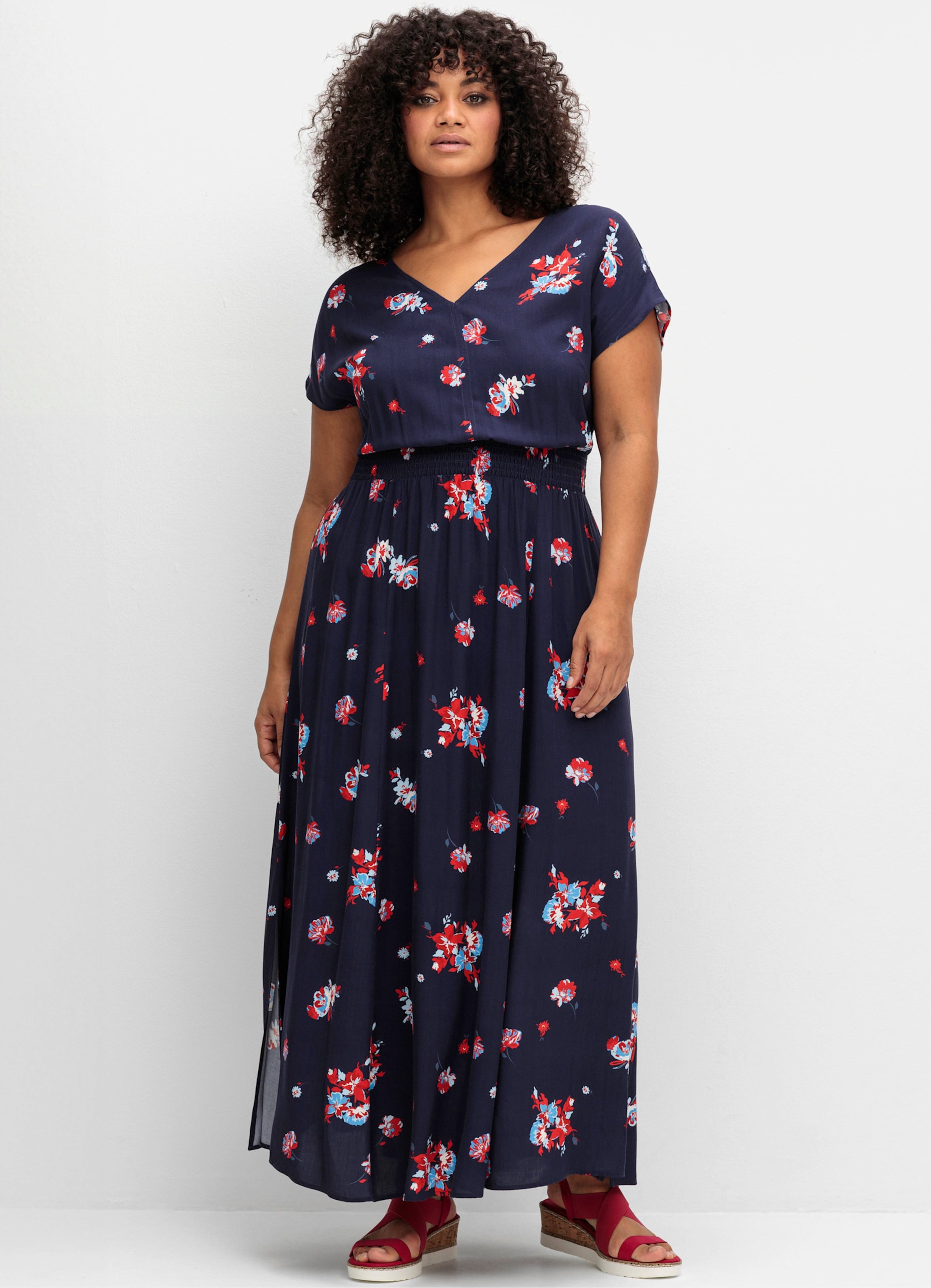 Sheego Maxikleid mit Blumendruck und gesmokter Taille