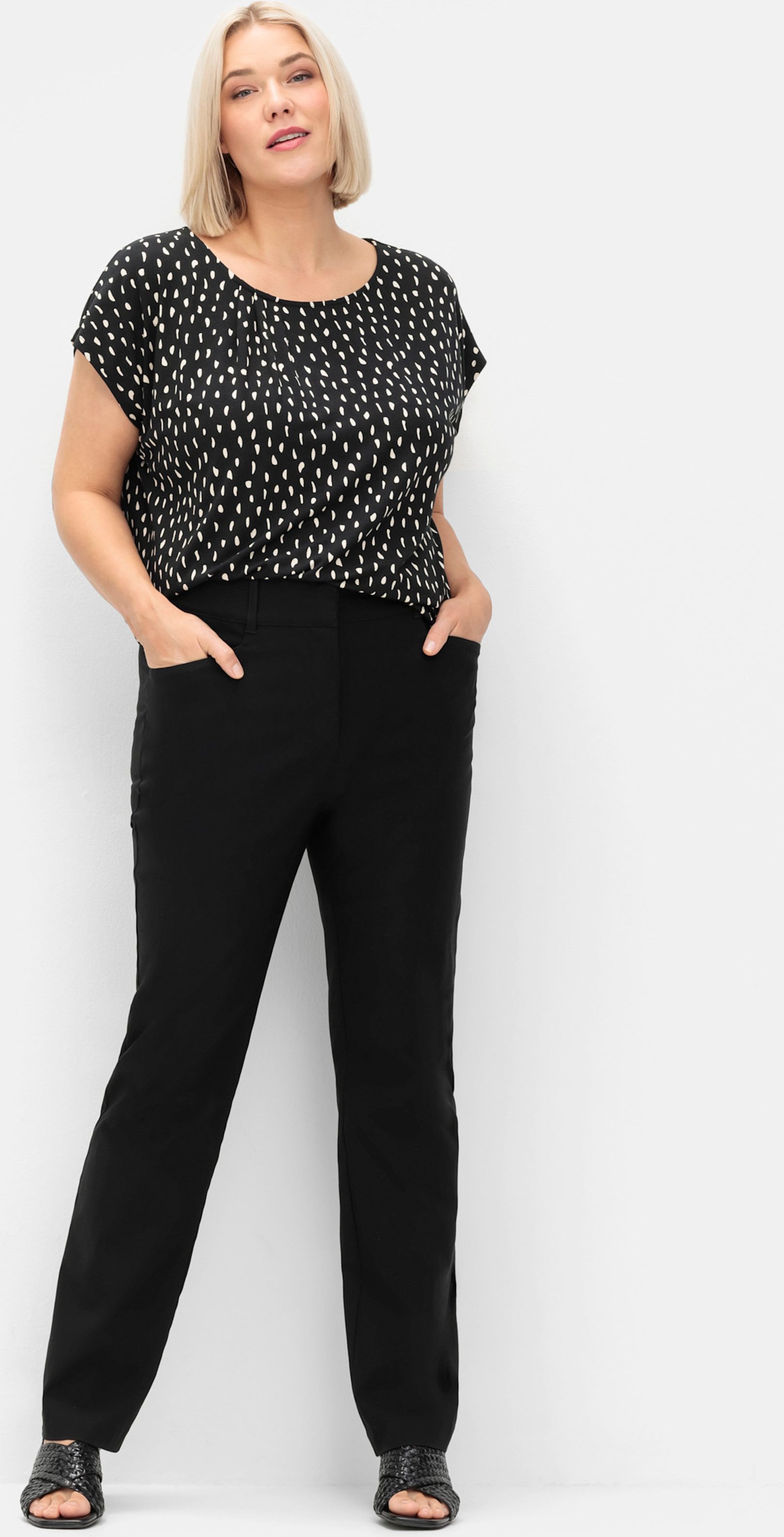 Sheego Kurzarmshirt mit grafischem Minimalprint