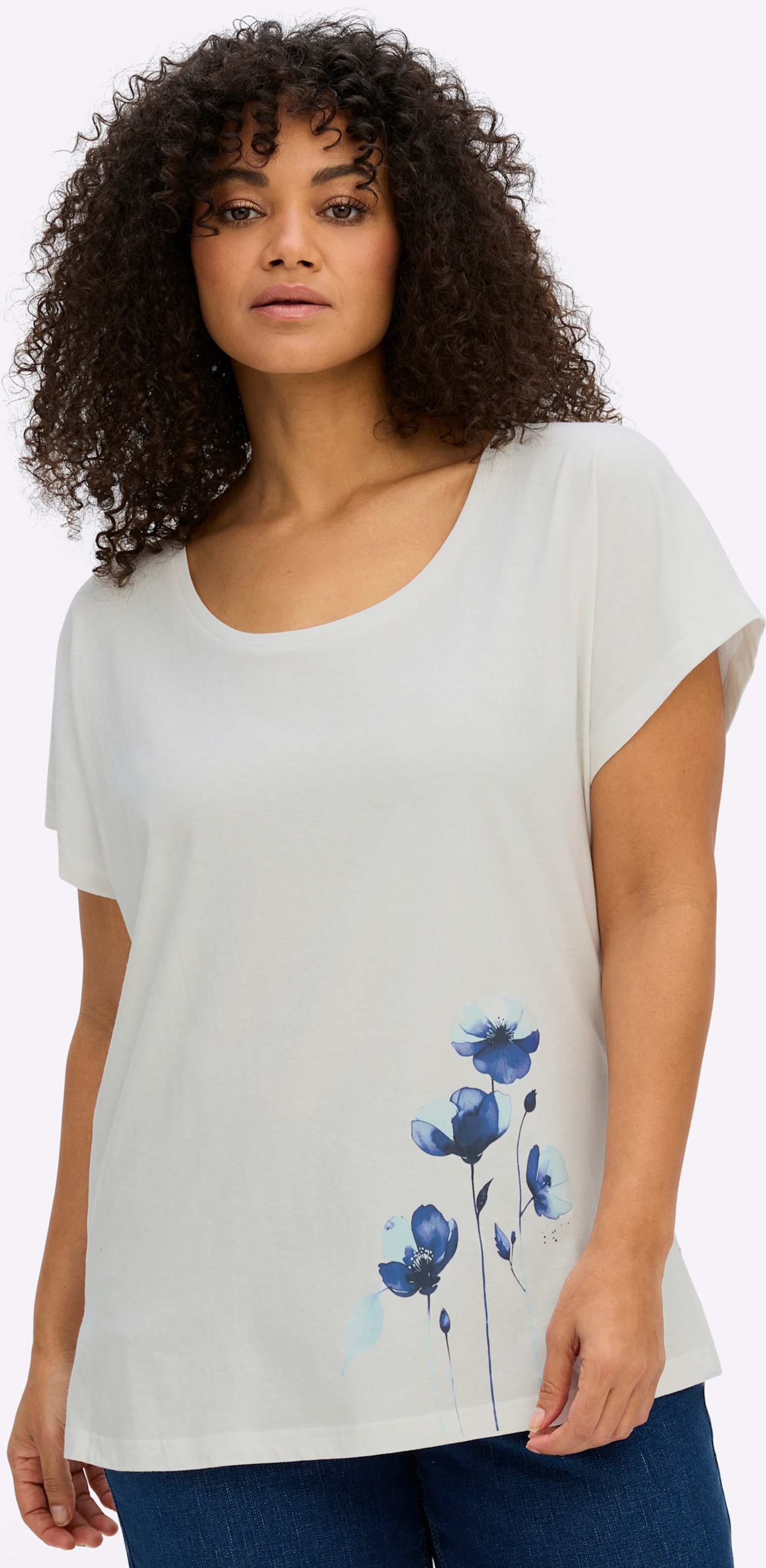 Sheego Rundhalsshirt mit Blütenprint am Saum