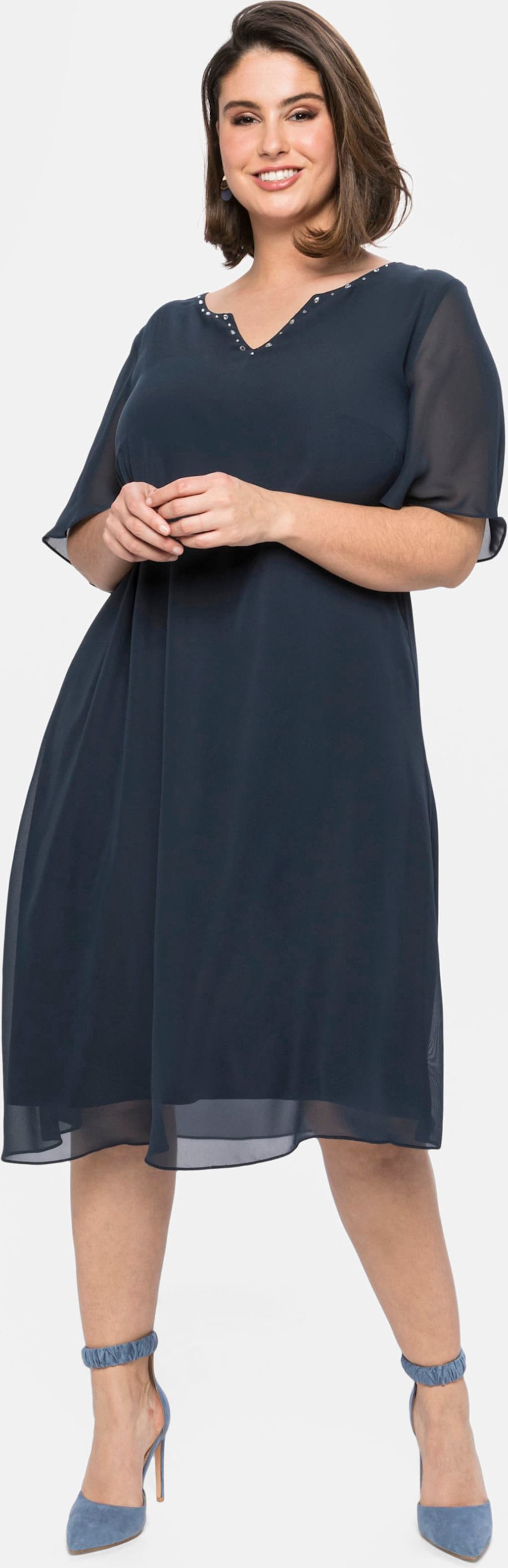Sheego Chiffonkleid mit Schmucksteinen am Ausschnitt