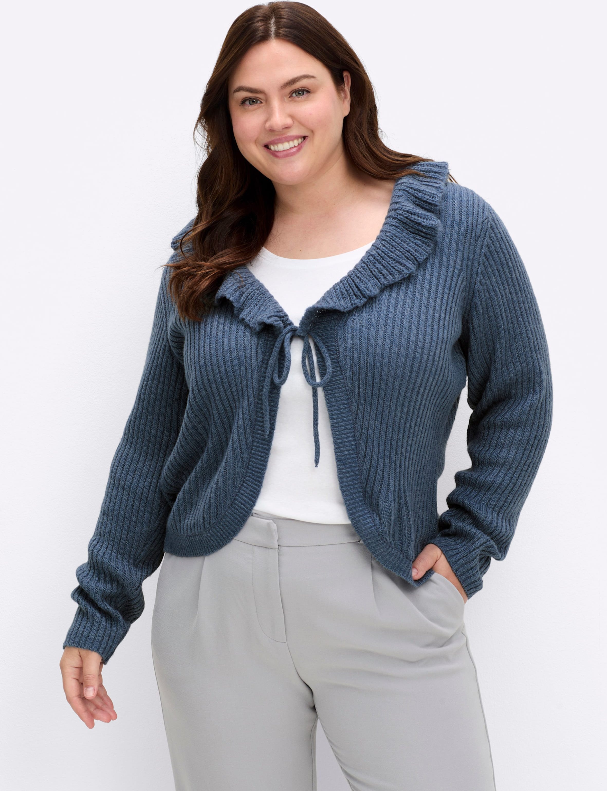 Sheego Strickjacke mit Kragen in Volantform
