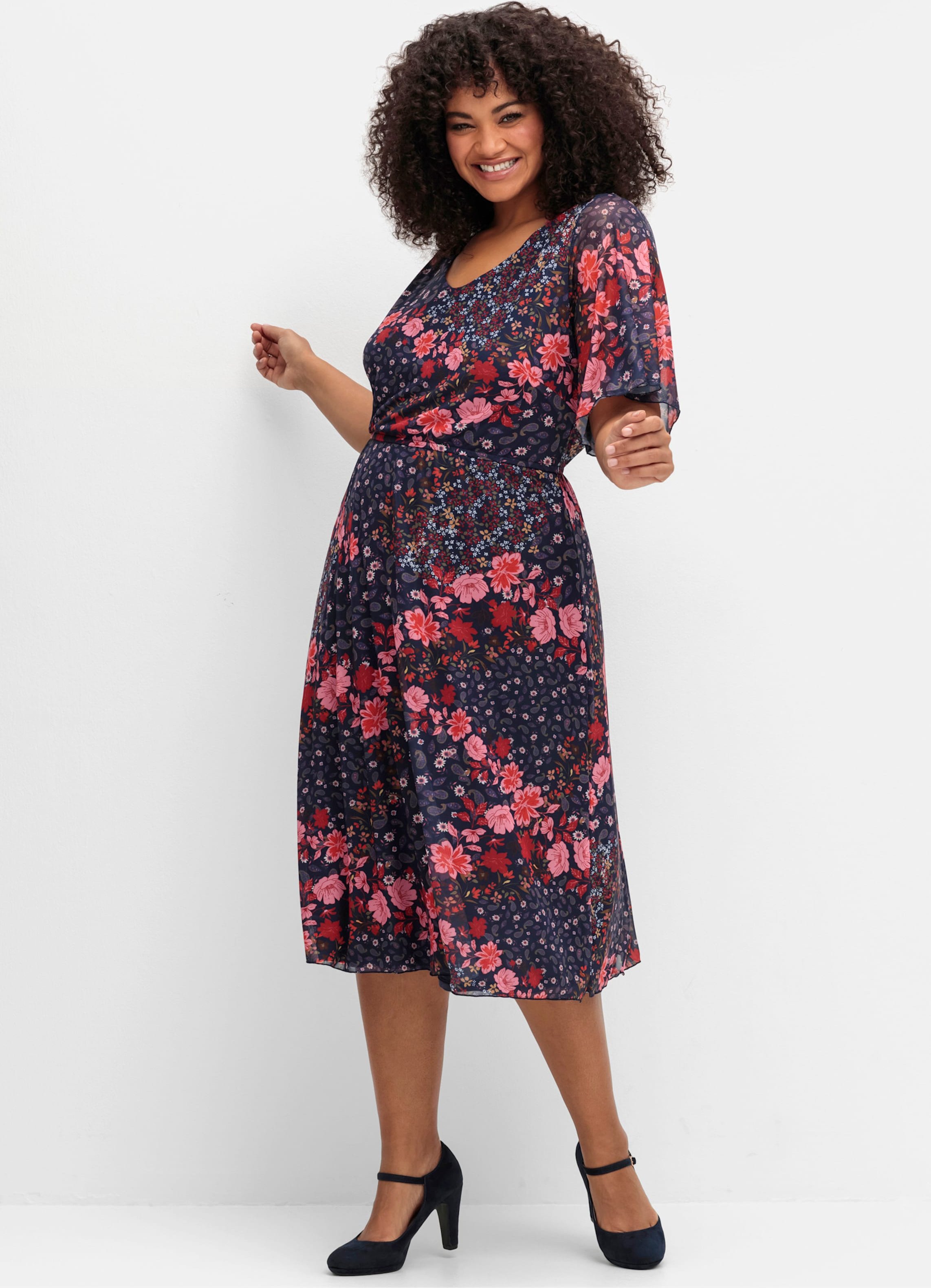 Sheego Blumenkleid aus weicher Mesh-Qualität