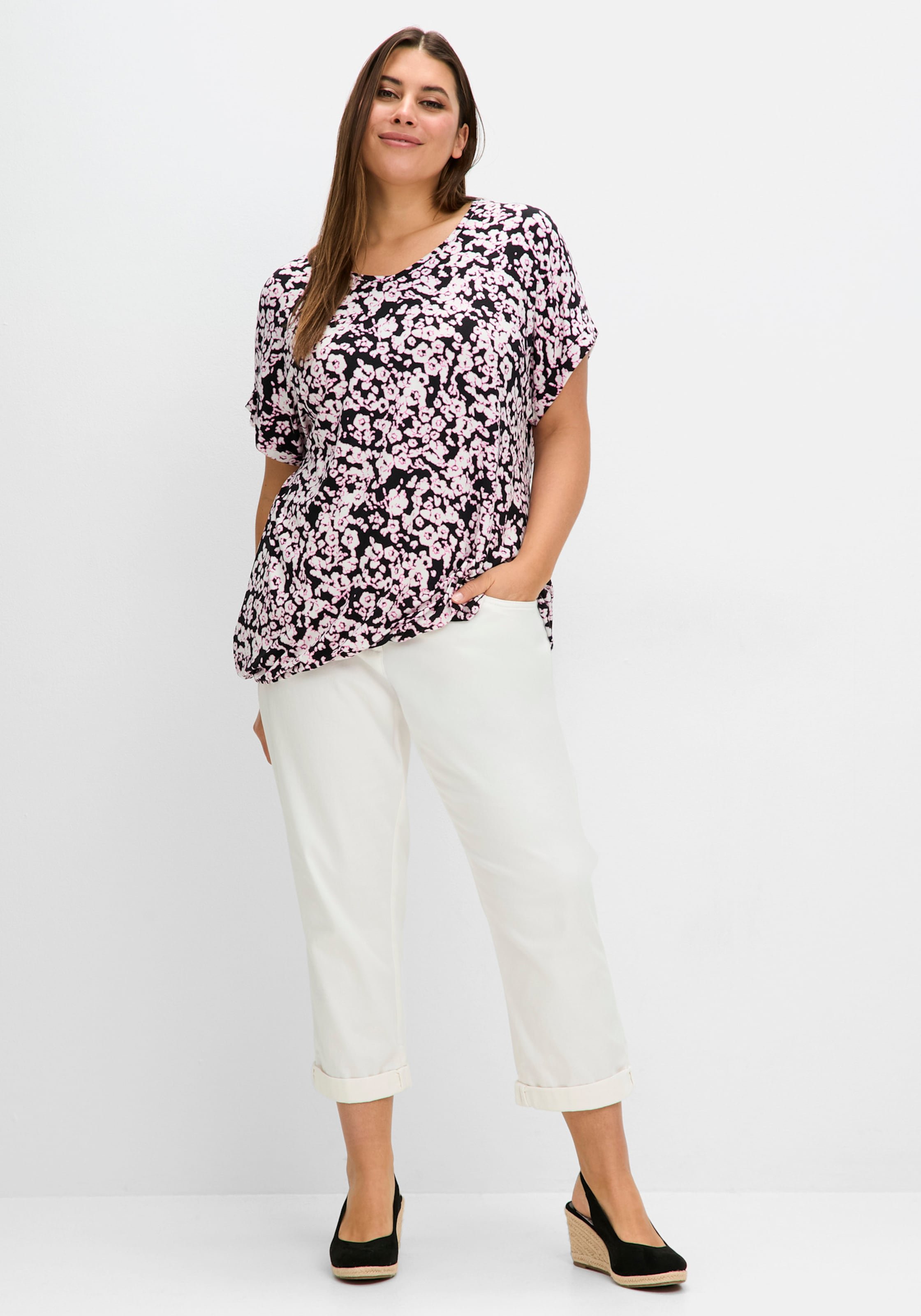 Sheego T-Shirt mit Blumendruck und Saum-Gummizug