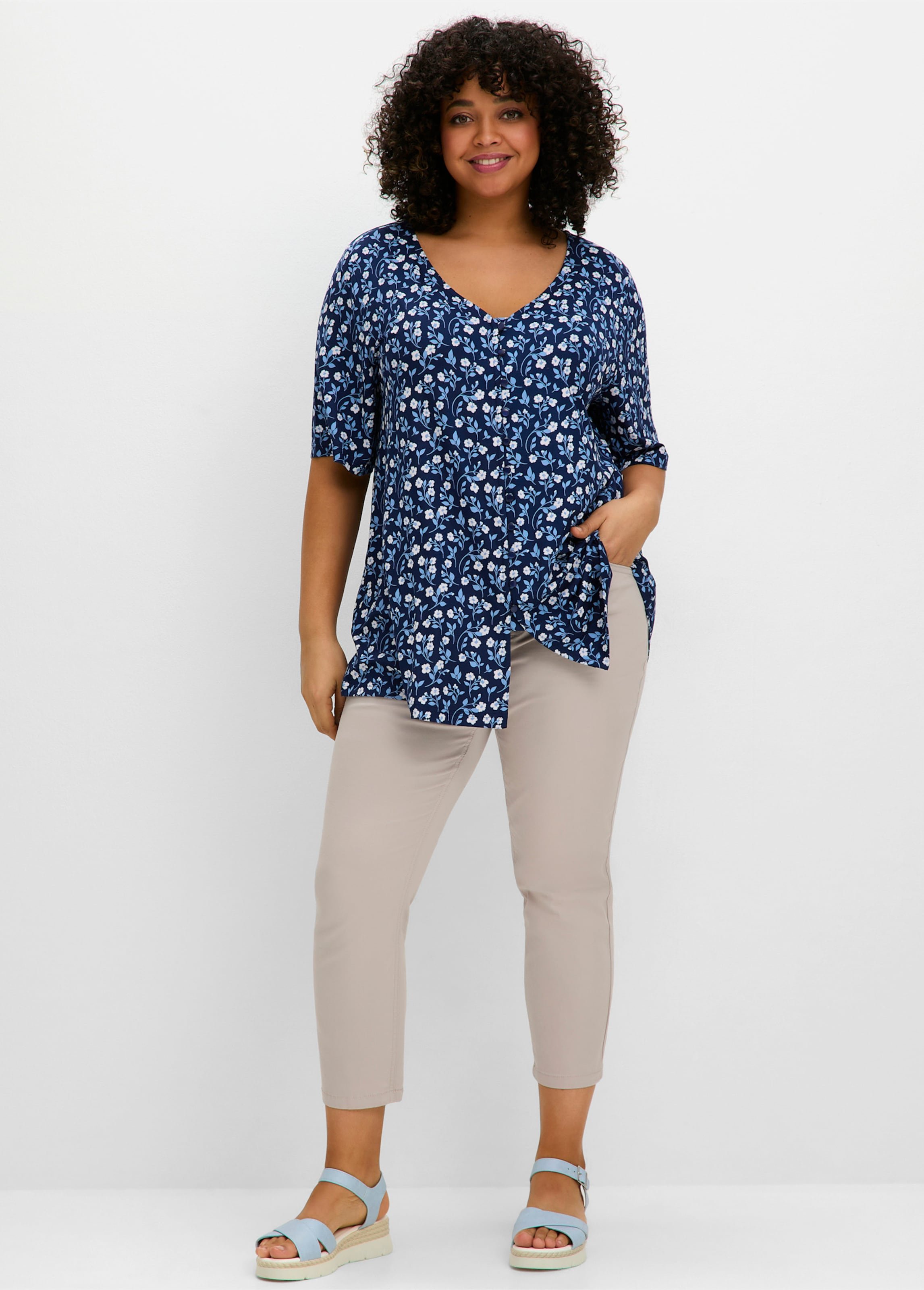 Sheego Shirt mit Blümchenprint und Knopfleiste