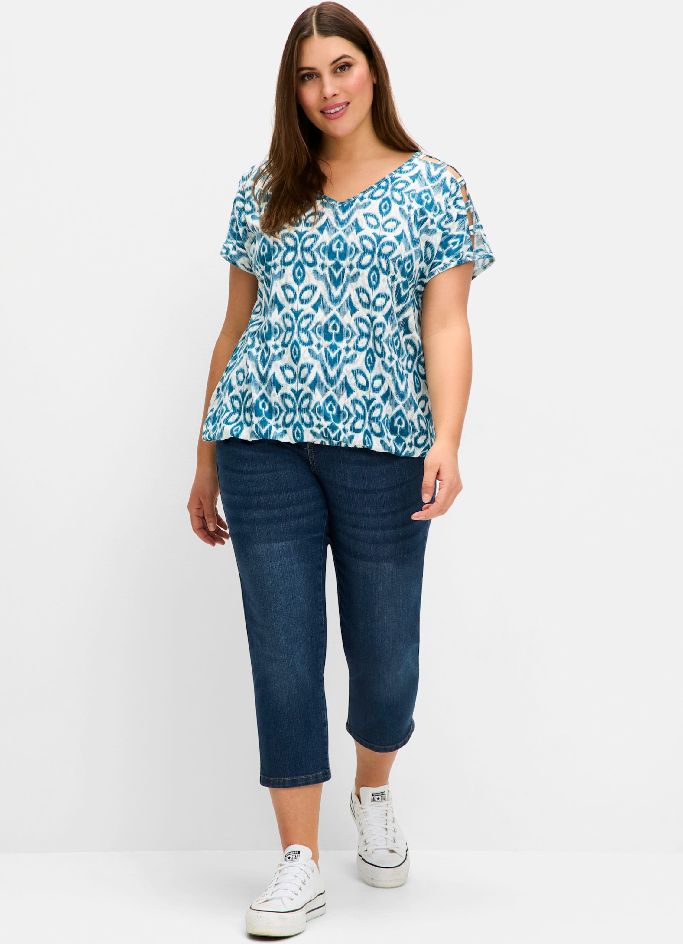 Sheego Shirt mit Ausbrennerprint und geschlitzten Ärmeln