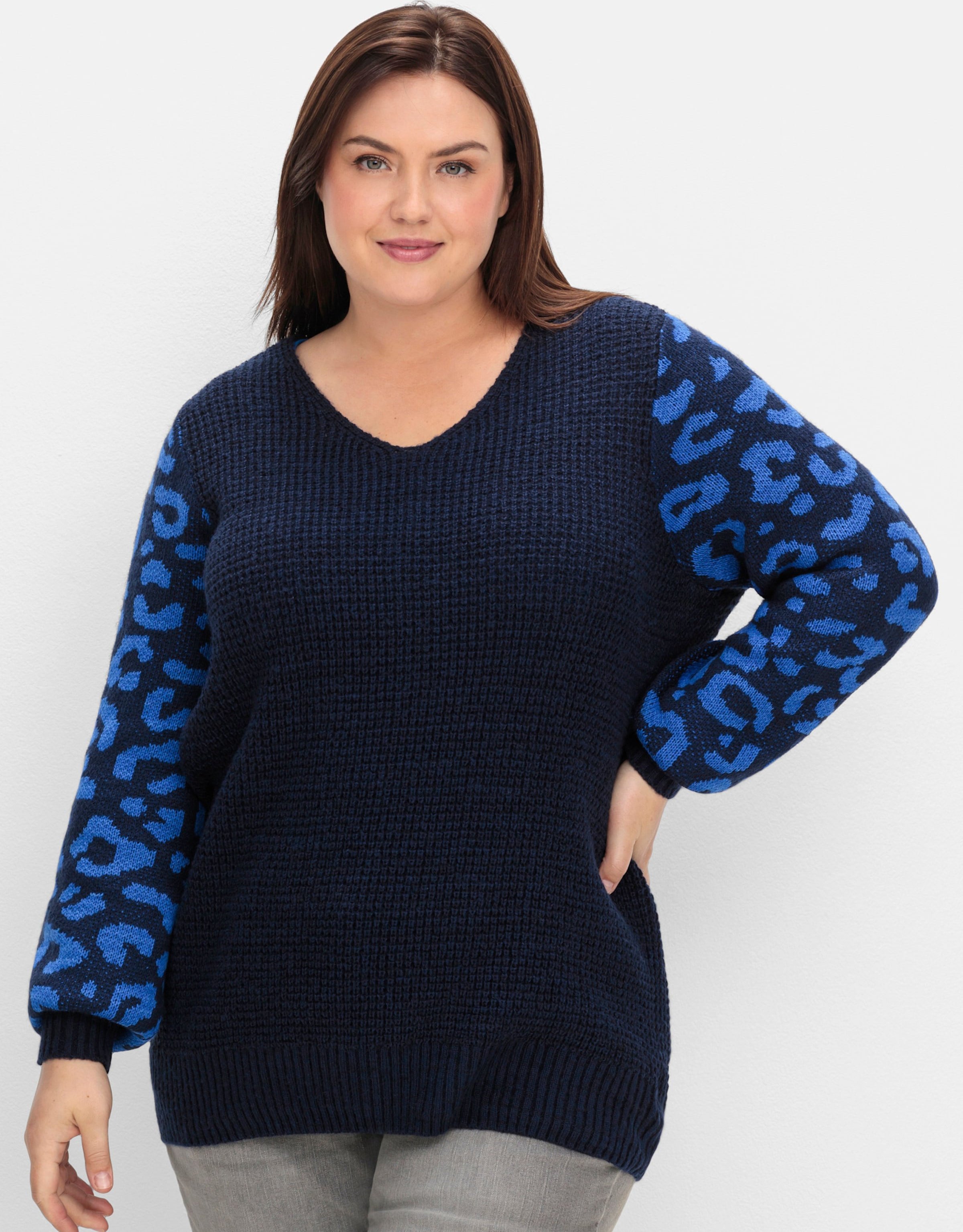 Sheego V-Ausschnitt-Pullover Ballonärmel mit Leo-Muster