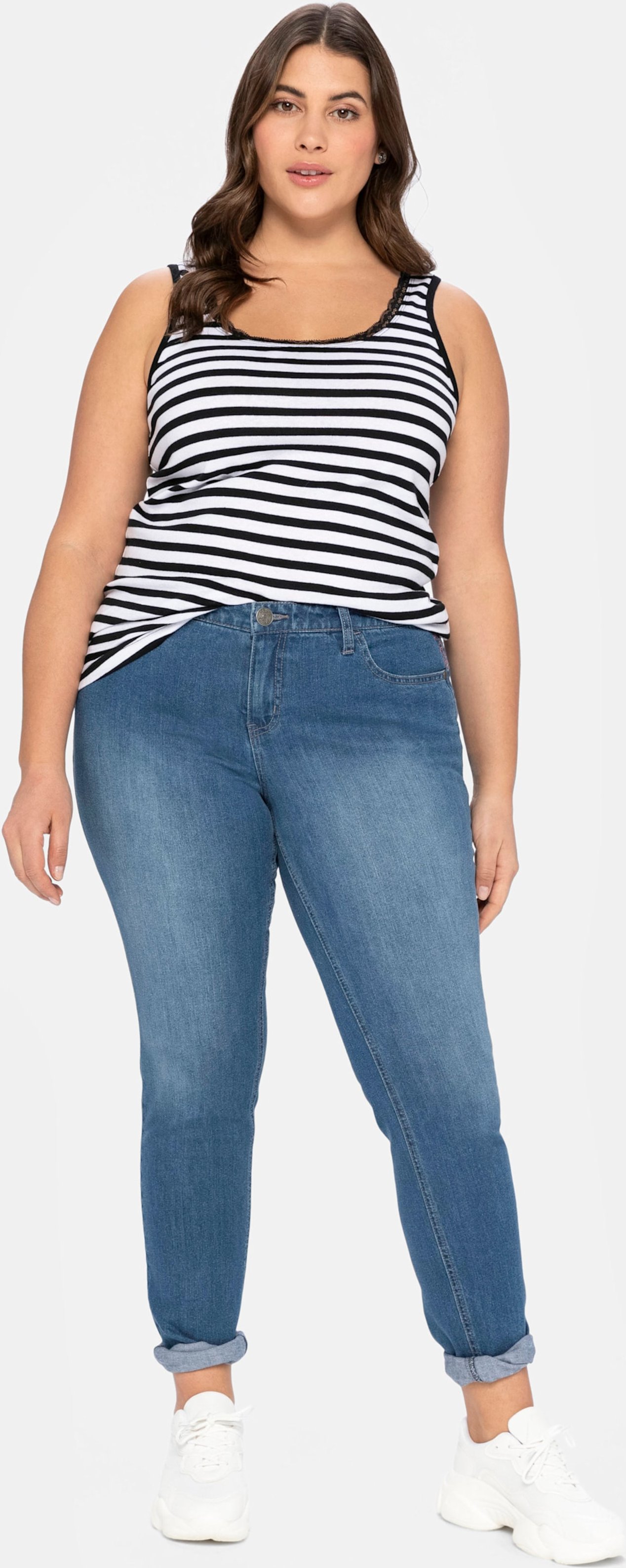 Sheego Tanktop mit Ringeln und Spitzenkante.