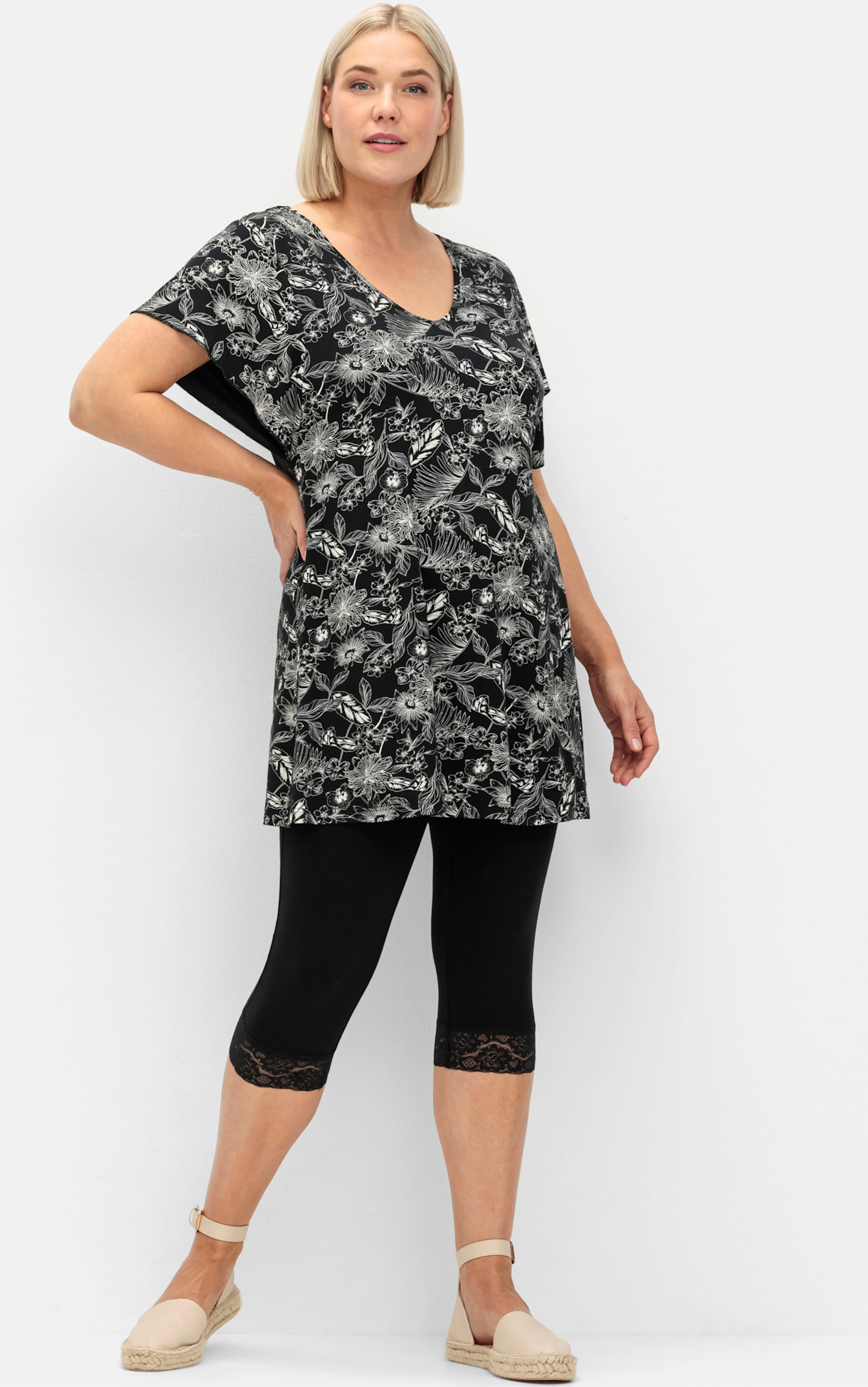 Sheego Shirt und Leggings mit femininen Details