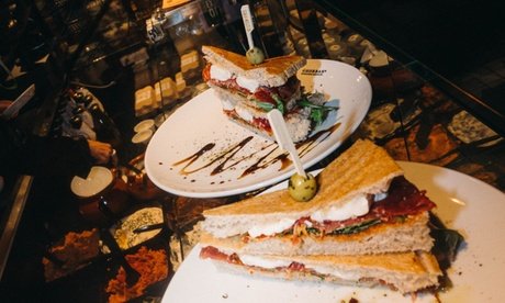 Belegtes Bio-Ciabattini nach Wahl mit Heißgetränk und Amaretti für 2 Personen