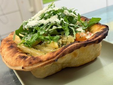Für 1 Person: Pizza oder Pasta nach Wahl mit einem kleinen Beilagensalat