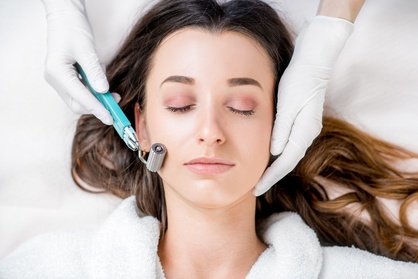 1x 45 Min. Microneedling mit Softlaser und Hayluronsäure inkl. Gesichts-Massage für 1 Person