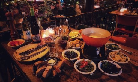 2 Fondue nach Wahl für 4 Personen mit 1 Flasche Wein und Wasser