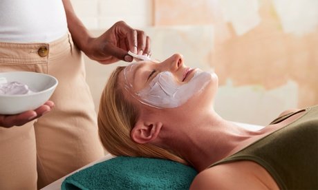 60 Min. Hyaluron Gesichtsbehandlung mit LED-Maske und Nacken-Massage