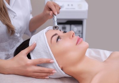 Gesichts-Dekolleté-Behandlung mit Mikrodermabrasion (60 Min.)