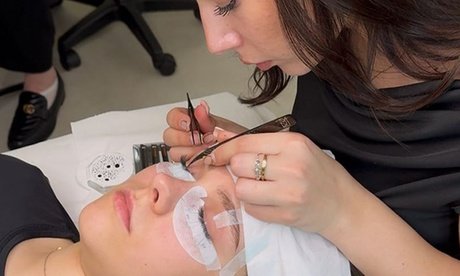 Inkl. Refill nach 2 Wochen: Wimpernverlängerung mit 1:1-Technik für 1 Person