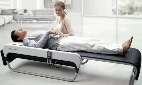 Wirbelsäulenscan inkl. 5er-Karte für eine Therapie gegen Schmerzen auf der medizinischen Therapieliege