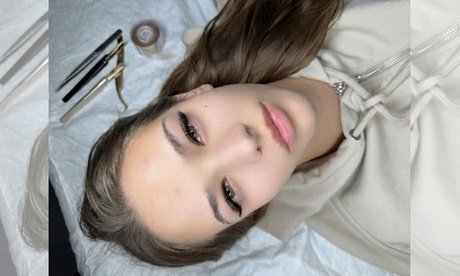 Eine vollständige Volumen-Wimpernverlängerung für 1 Person