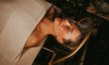 Für 1 Person: 75 Min. „Deep Reset Duo 2 in 1 Combo“: Schulter-Rücken-Massage & Head Spa Cleanser (einlösbar Mo.-Do.)