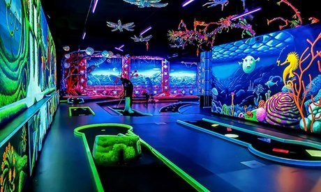 Ultimatives Erlebnis für Groß und Klein: 3D-Schwarzlicht-Minigolf für 4 Personen (einlösbar ab dem 01.03.2026)