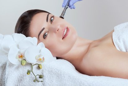 Inkl. Hals & Dekolleté: 60 Min. Basic-Gesichtsbehandlung mit Diamant-Microdermabrasion