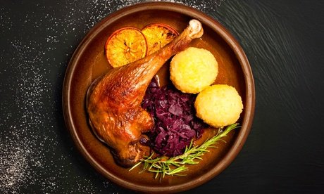 Für 2 Personen: Entenkeule mit Rotkohl & Kartoffelklößen in Braten-Sauce