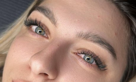 Wimpernverlängerung mit der Light-Volumen-/Full-Volumen-Technik für 1 Person