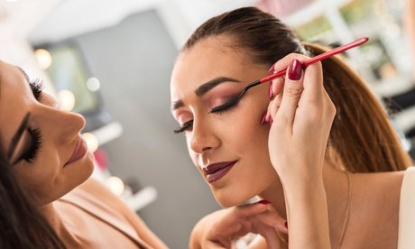 Für 2 Personen: 2-2 5 Std. Schmink- & Make-up-Workshop inkl. Getränke Snacks & Materialien (einlösbar Mo.-Do.10-15Uhr))