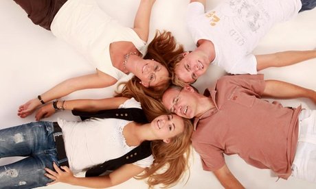 120 Min. Familien- Babybauch- oder Kinder-Fotoshooting inkl. Make-up Getränk und 2 Abzügen für bis zu 6 Pers.