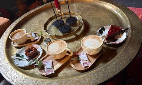 1 Heißgetränk und 2 Kuchenstücke nach Wahl