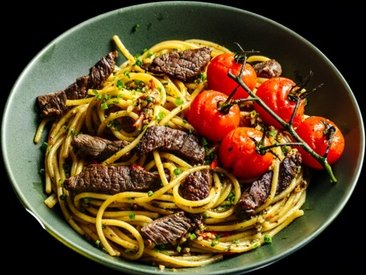 Für 2 Personen: Je 1 Hauptgericht nach Wahl von der gesamten Karte (ab dem 01.05.25)