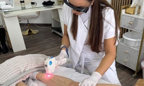An einer mittleren/großen Zone nach Wahl: 3 x SHR-Laser oder Diodenlaser Behandlung für Damen