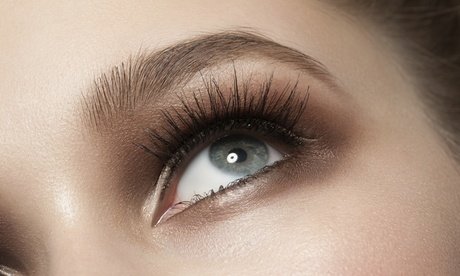 Eine Sitzung für eine permanente Eyeliner-Tätowierung