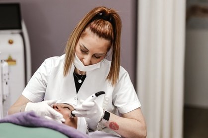 1x 60 Min. Aqua-Facial-Gesichtsbehandlung mit Cell Booster