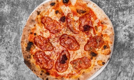 Für 4 Personen: Caesar Salad Luxus-Pizza nach Wahl & Aperitif