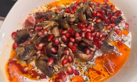 Für 4 Personen: Manti nach Wahl inkl. Topping und Getränk