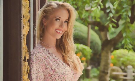 Für 1 Person: 3 Std. Shooting Fashion/Portrait inkl. 1x Styling 1x Umstylen 2-3 Outfitwechsel u. 80-100 Bilder auf CD