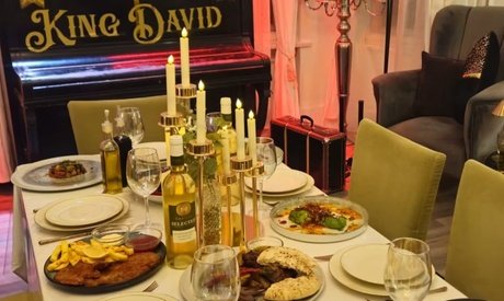 Für 4 Personen: Kosheres Gericht mit Beilage Salat und Vorspeise nach Wahl