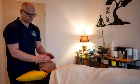 45 Min. Wellness-Rücken-Massage mit Cups und Öl