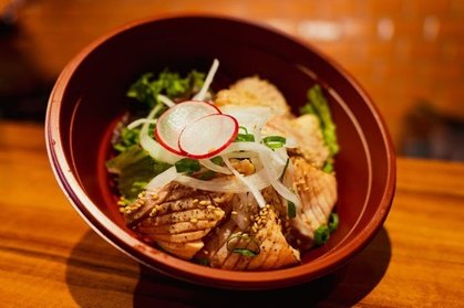 Für 2 Personen: Lunch-Menü zum Mitnehmen inkl. Vorspeise Donburi und Grüntee