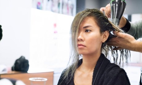 Waschen Schneiden und Föhnen bis schulterlanges Haar (einlösbar von Mo.-Mi.)