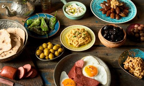 Für 4 Personen: Deluxe-Frühstück mit Nachtischbecher nach Wahl